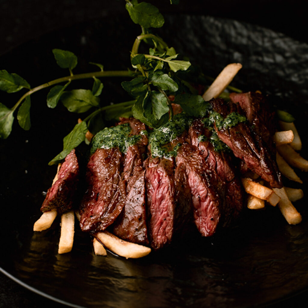 炭火で焼いた肉料理