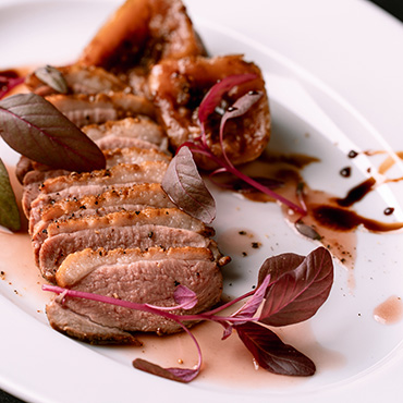 イチジクの赤ワイン煮とカモロースの炭火焼