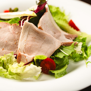 自家製クリスタルポークを使用した 手づくりロースハムと南アルプス ベジファームの清水さんのベビリーフ