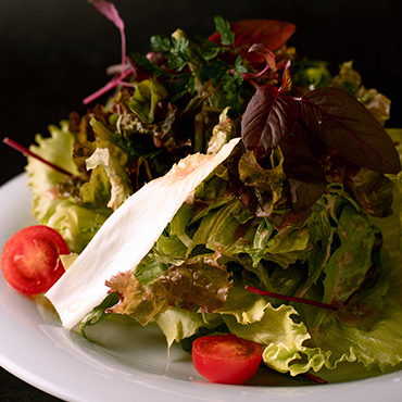 レタスの器のサラダ 木苺のヴィネグレットソース